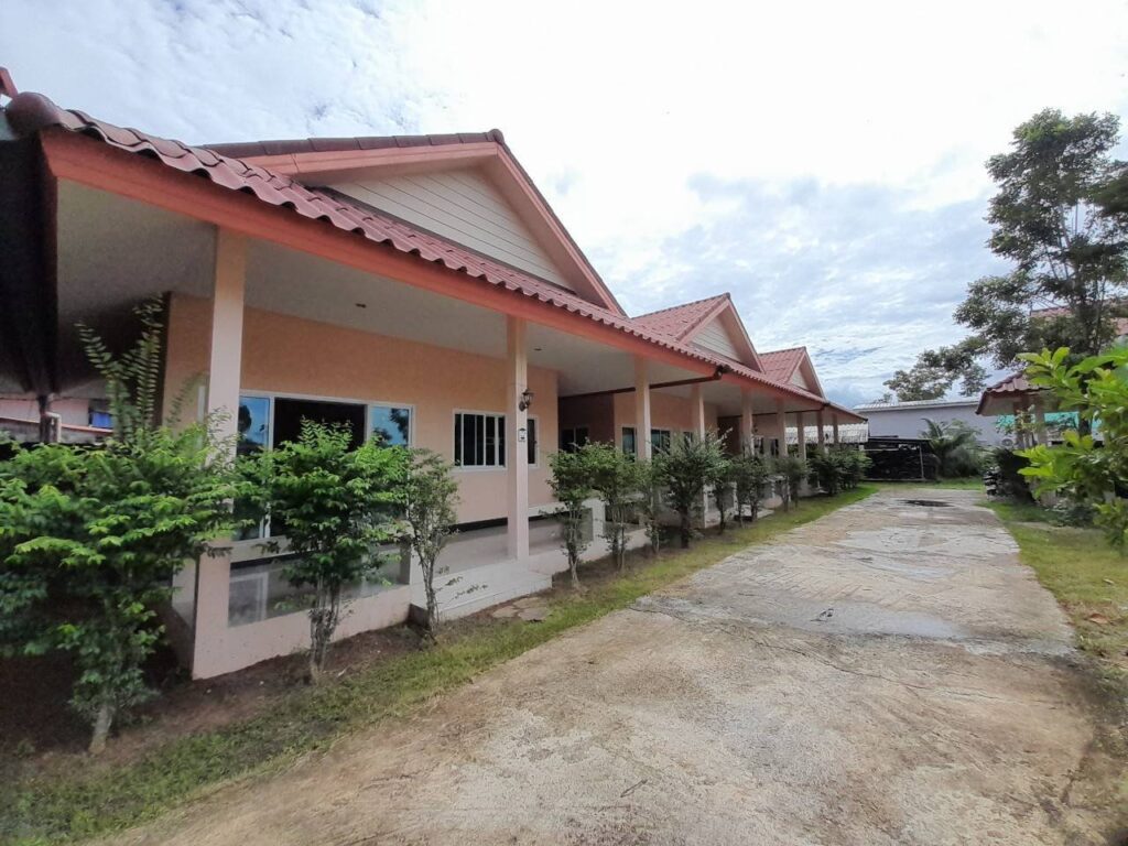 Bungalow style house for rent in Soi Palai. Close to Robinson Chalong and the So