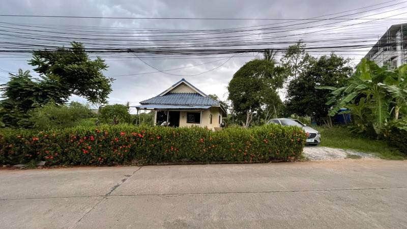 Land and house for sale in Lamai area.
 This land comes with a house.
 3 ngana a…