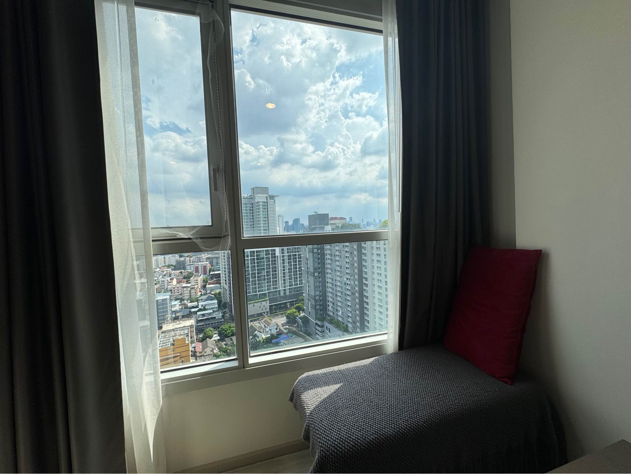 XT Huaikhwang
 MRT huaikhwang —100m
 central rama9- 1km
 one bedroom 
 30sq.m  2…