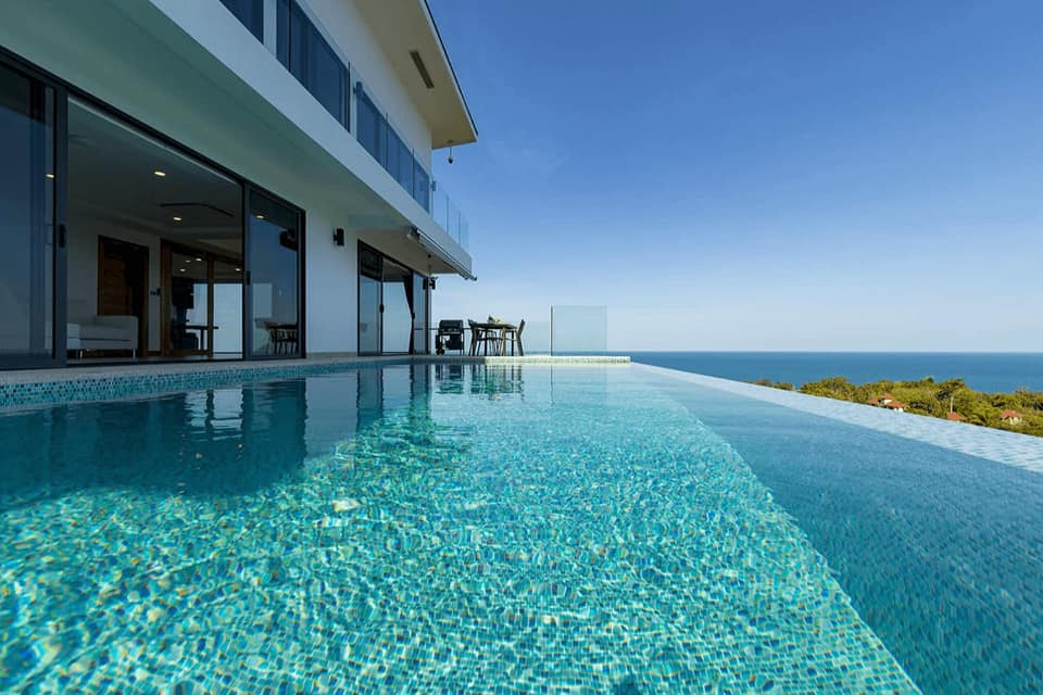 Stunning 4 bedroom villa with 180 degree sea views in Lamai 

Price 36 400 000 THB 

Approximately:
  € 1 004 640 
 $ 1 086 145  

Perched in an exclusive gated community just a 3-minute drive from La…